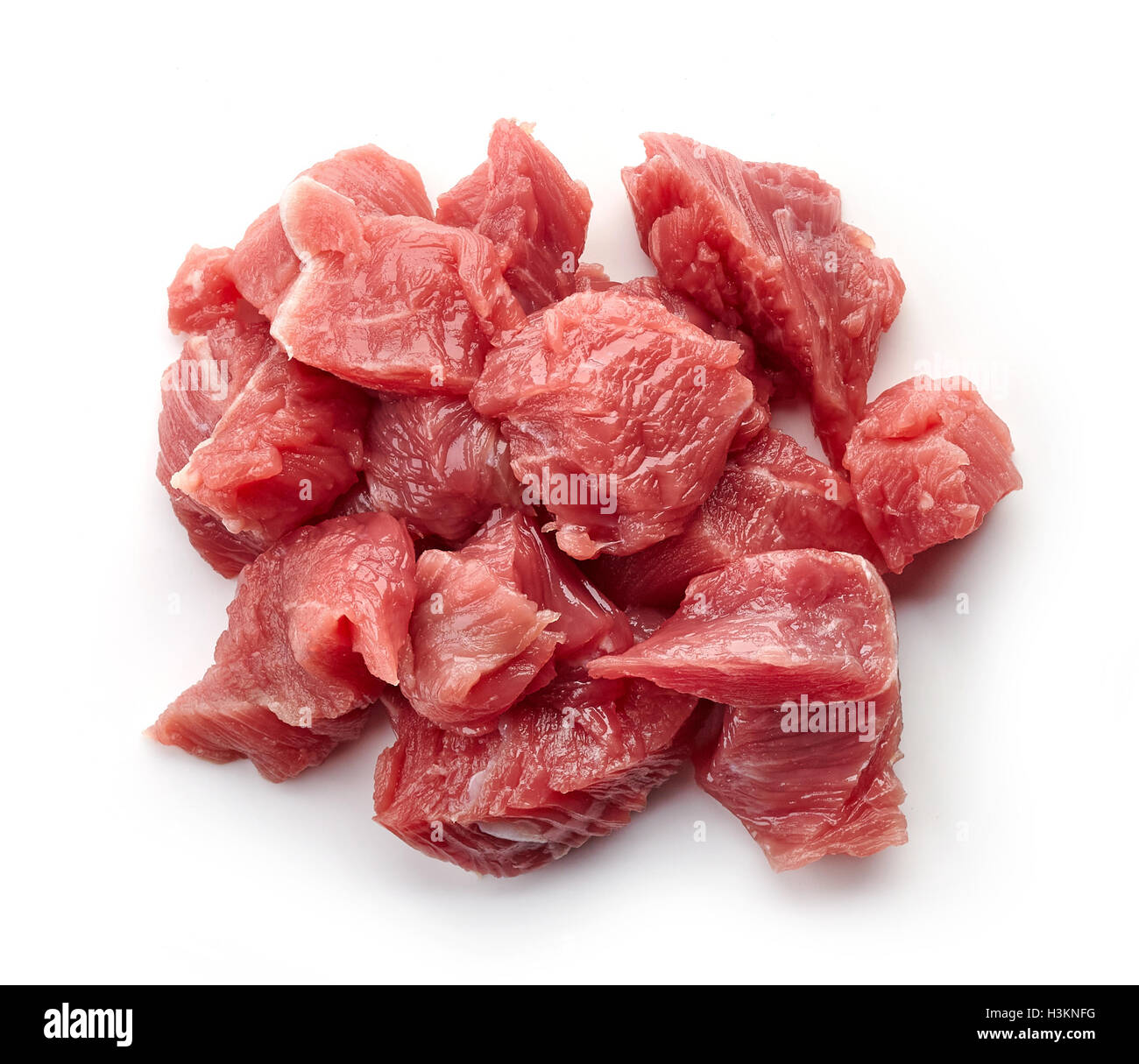 Cumulo di materie a dadini di carne di manzo isolato su sfondo bianco, vista dall'alto Foto Stock