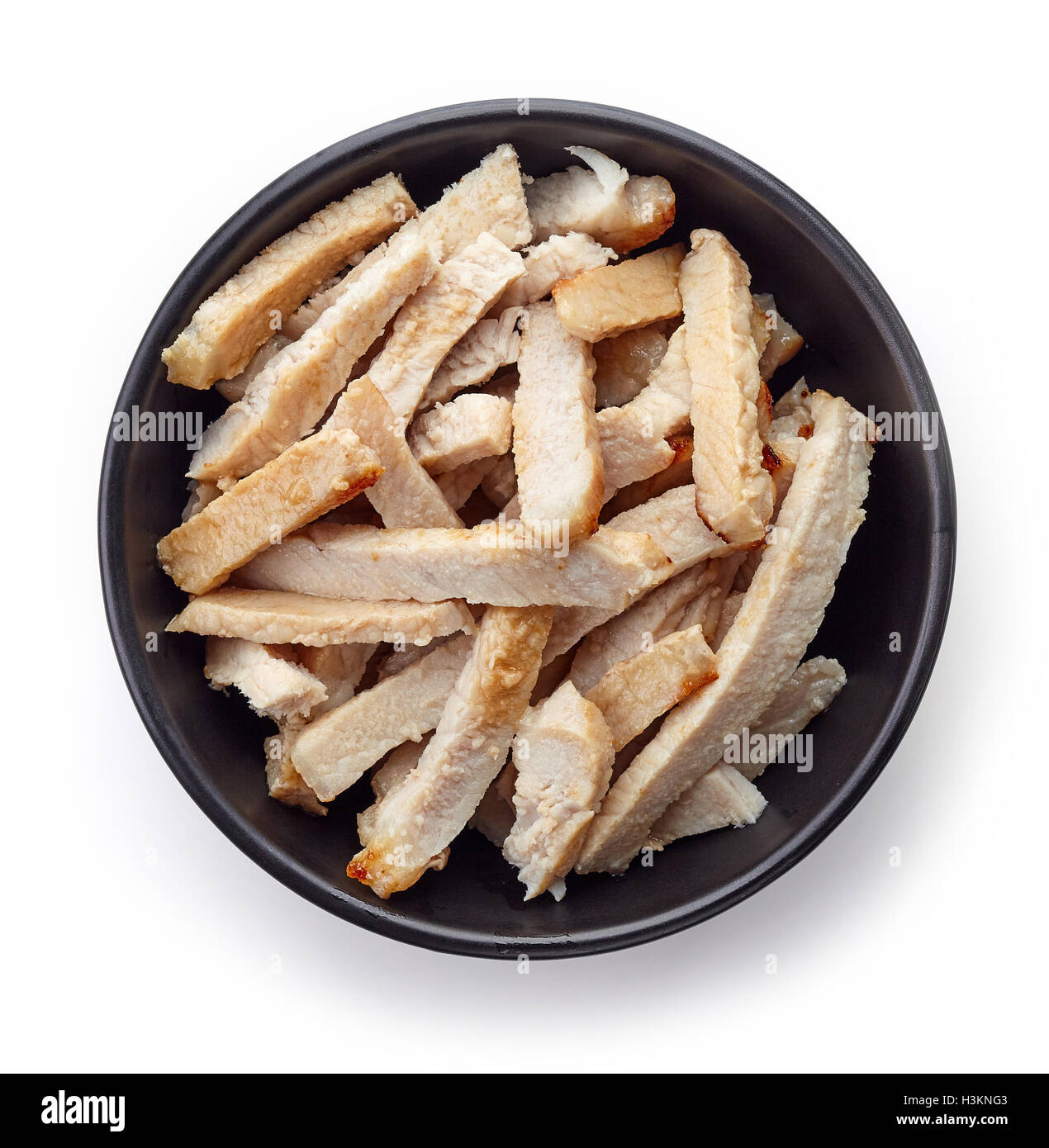 Ciotola nero di carne di maiale alla griglia fette isolati su sfondo bianco, vista dall'alto Foto Stock