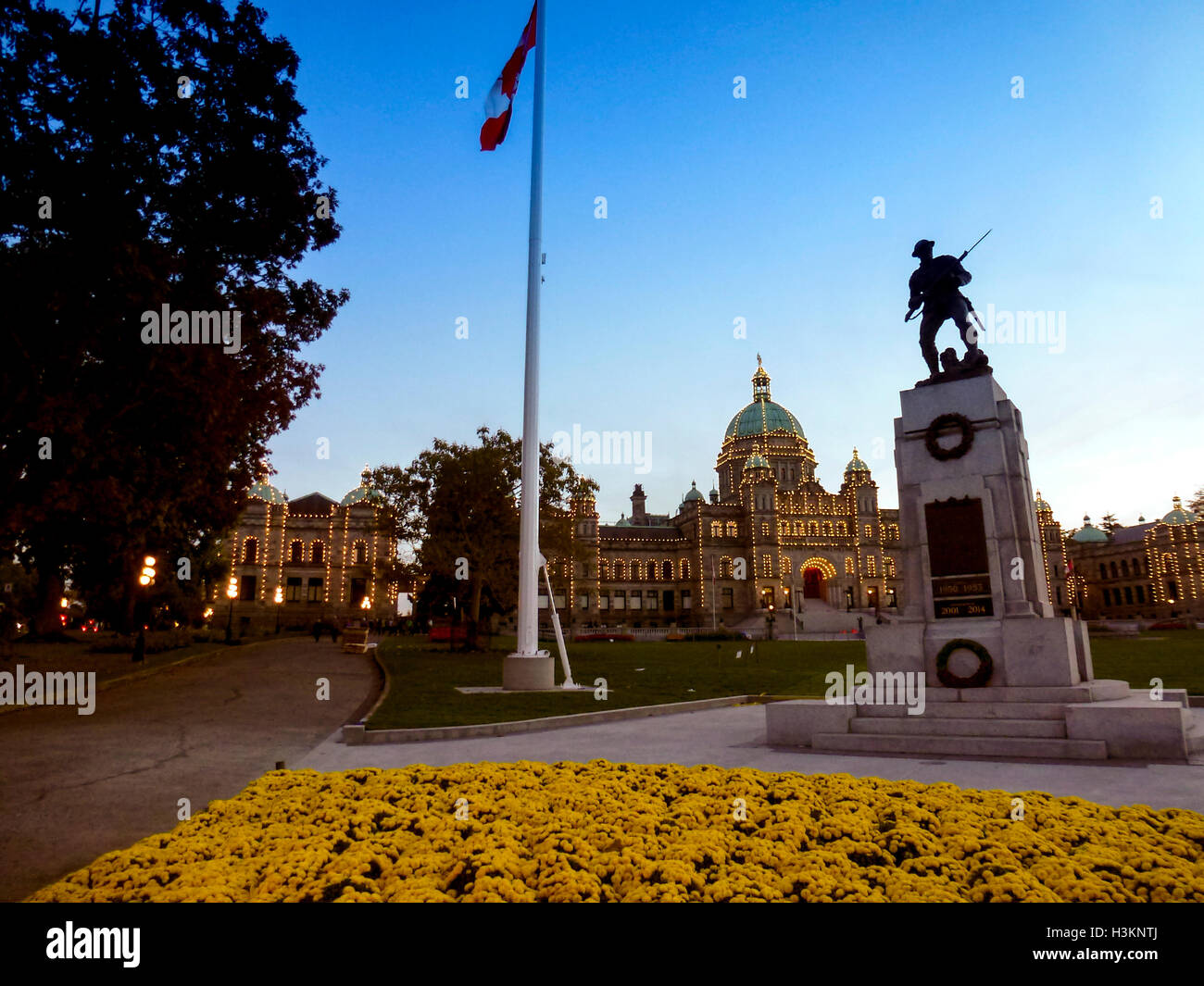 La prima guerra mondiale e il Memoriale della Seconda Guerra Mondiale la statua monumento davanti agli edifici del Parlamento Assemblea legislativa, Victoria BC Canada 2. Foto Stock