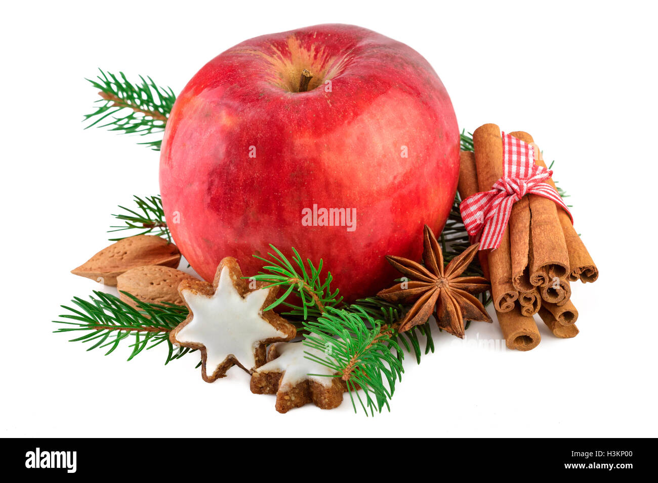 Mela Rossa decorazione di Natale casale rustico stile ancora in vita. Natale apple con spezie su sfondo bianco. Foto Stock