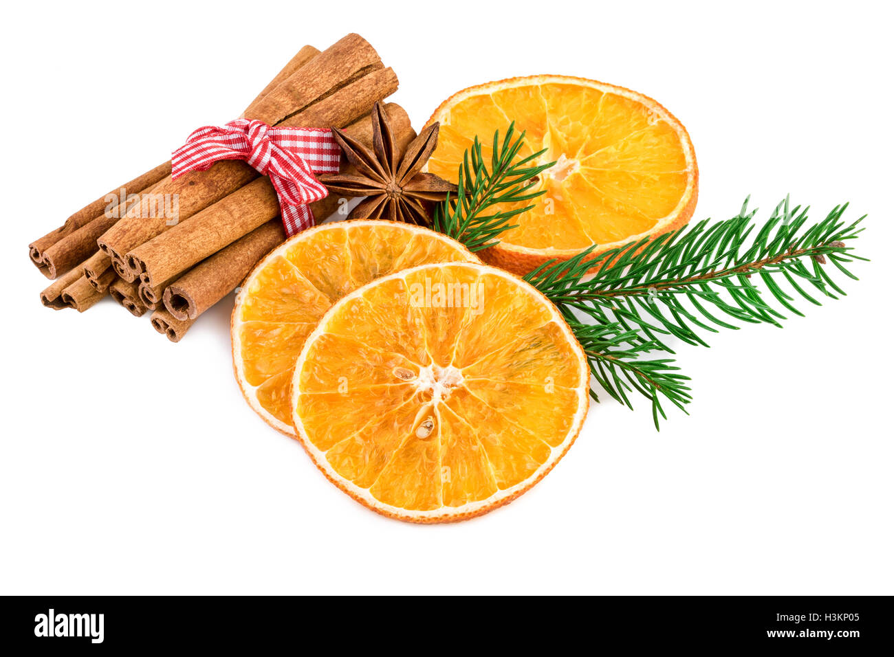 Natale spezie con bastoncini di cannella ed essiccato fettine di arancia su bianco Foto Stock