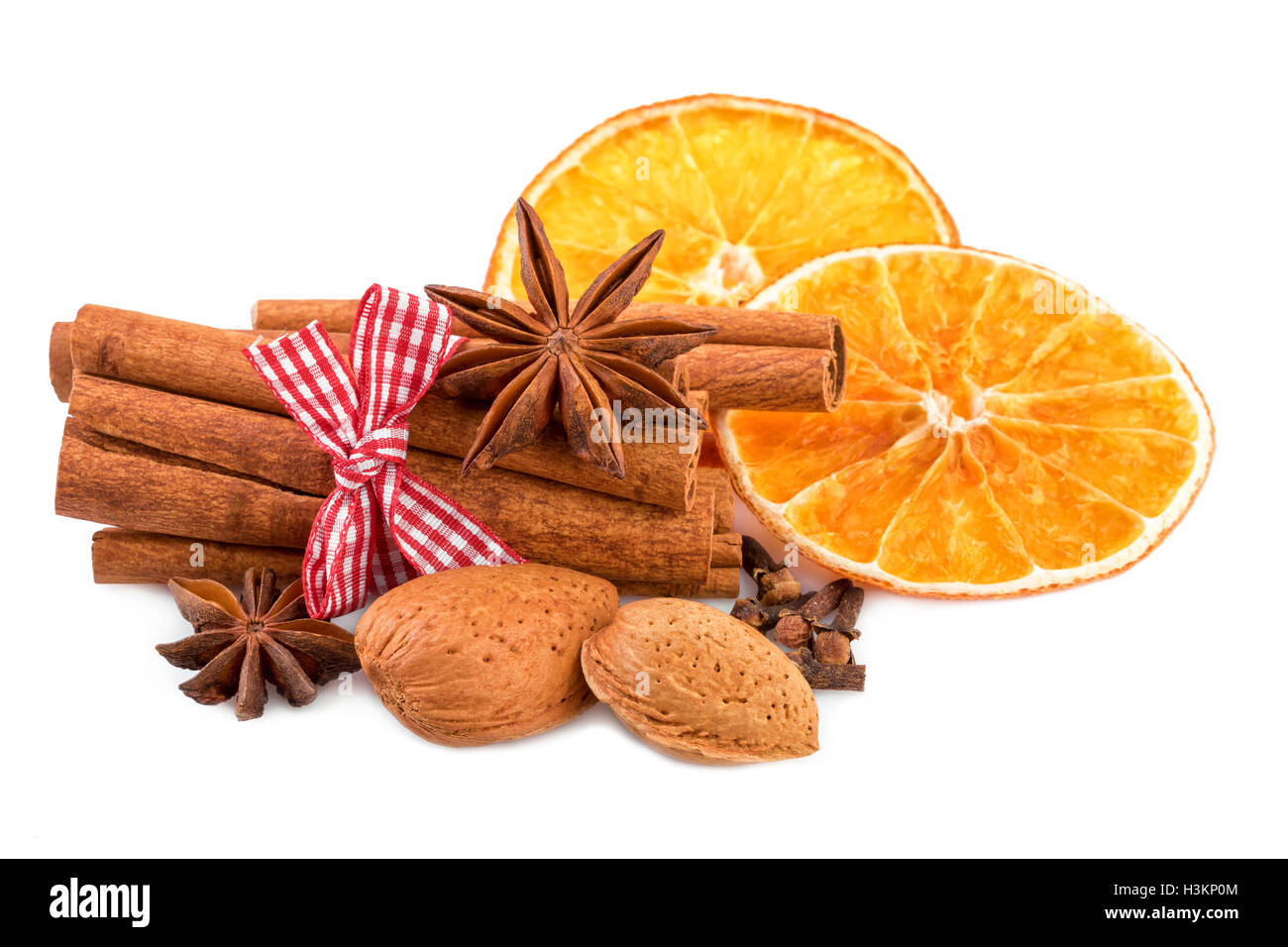 Natale spezie anice cannella chiodi di garofano i dadi di mandorle essiccate orange isolato su bianco Foto Stock