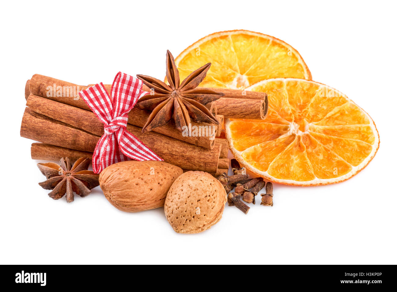 Spezie di natale su bianco. Tradizionale natale decorazione con cannella anice e fettine di arancia. Foto Stock