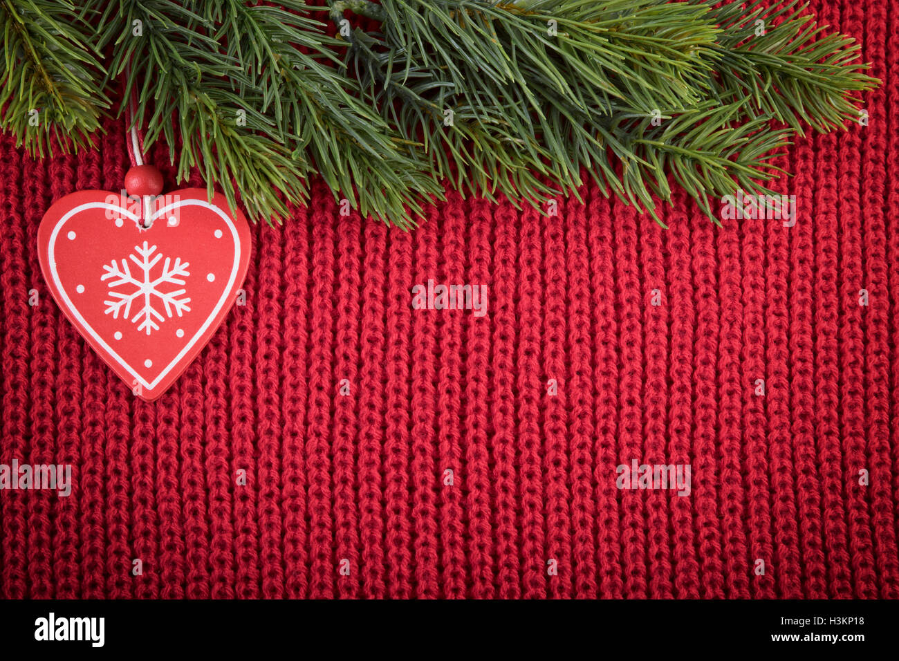 Natale lana rosso sfondo con struttura tradizionale decor in uno stile rustico Foto Stock