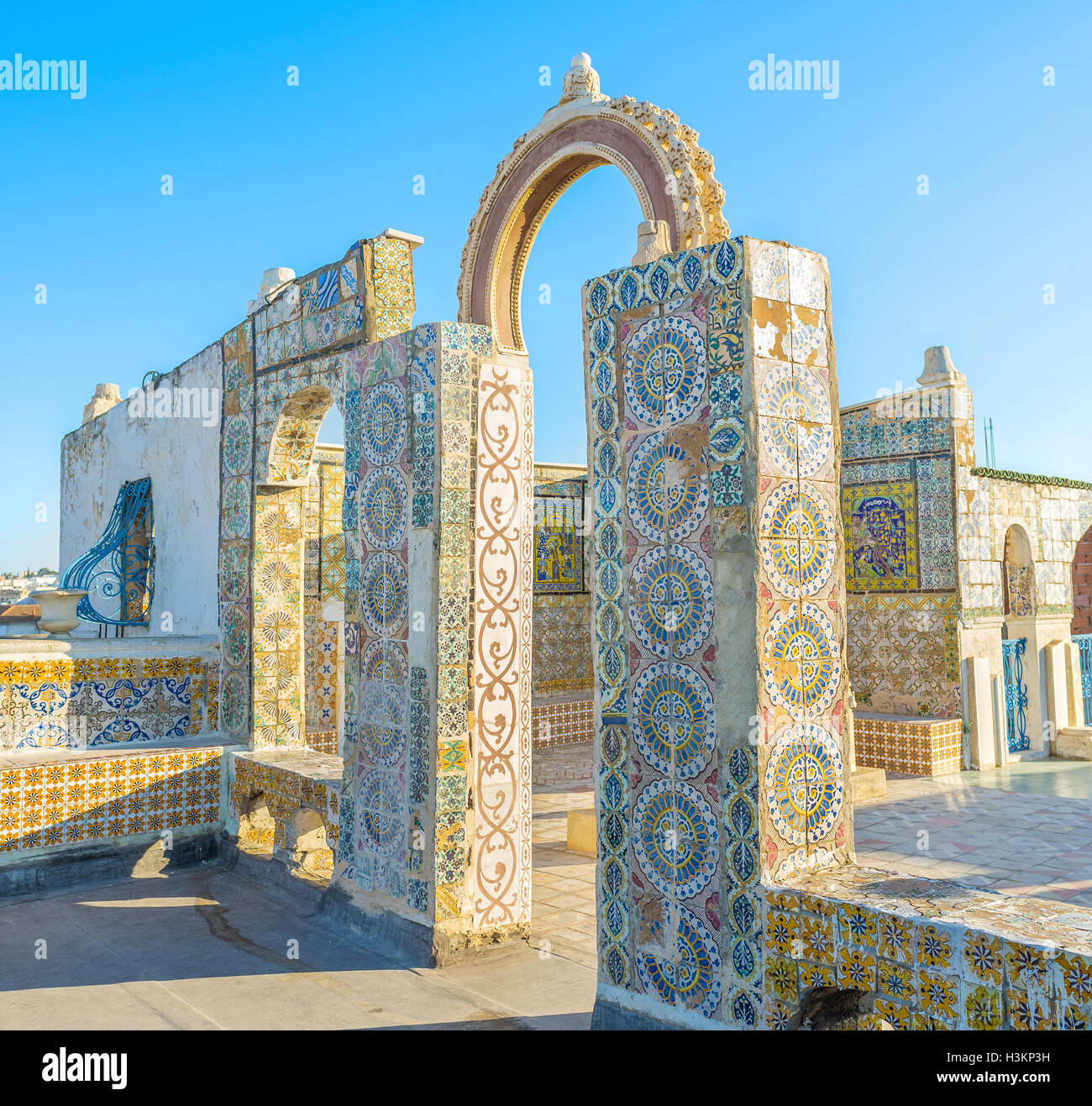 La Scenic rovine coperte con piastrelle smaltate sul tetto del palazzo nella Medina di Tunisi, Tunisia. Foto Stock