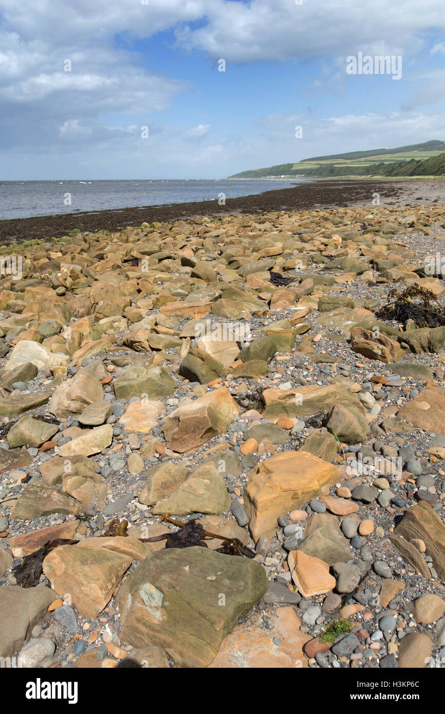 Sulla costa dell'Ayrshire, in Scozia. L'Ayrshire costa al Culzean Bay, con il promontorio della Spiaggia di Croy nel lontano sullo sfondo. Foto Stock