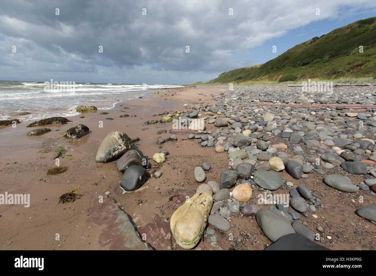 Sulla costa dell'Ayrshire, in Scozia. L'Ayrshire costa al Croy Beach in Culzean Bay, con la capezzagna a Drumshang in background. Foto Stock