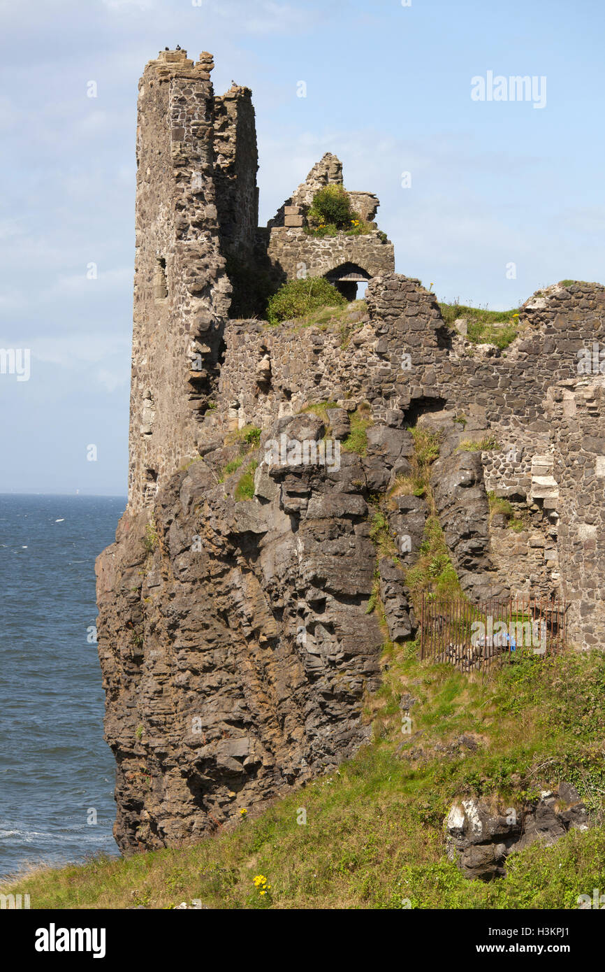 Sulla costa dell'Ayrshire, in Scozia. Vista pittoresca del Castello Dunure rovine nel villaggio di Dunure. Foto Stock