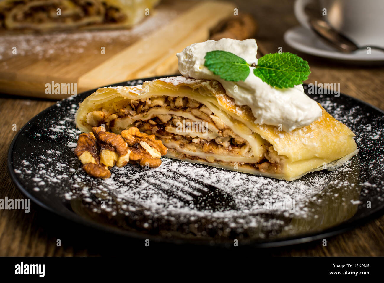 Tradizionale strudel di mele o torta con noci e panna montata Foto Stock