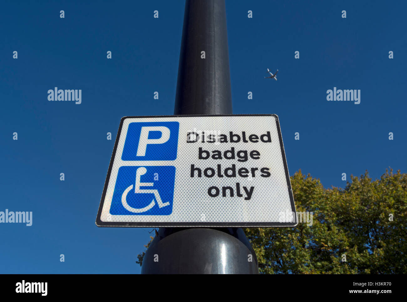 British cartello stradale che indica il parcheggio per disabili titolari di badge solo in Hounslow, Middlesex, Inghilterra Foto Stock