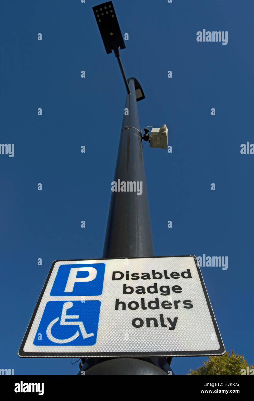 British cartello stradale che indica il parcheggio per disabili titolari di badge solo in Hounslow, Middlesex, Inghilterra Foto Stock