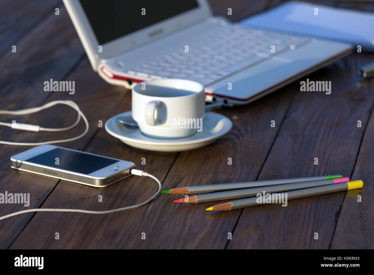 Business e ambiente creativo bianco i dispositivi elettronici e la tazza da caffè Foto Stock