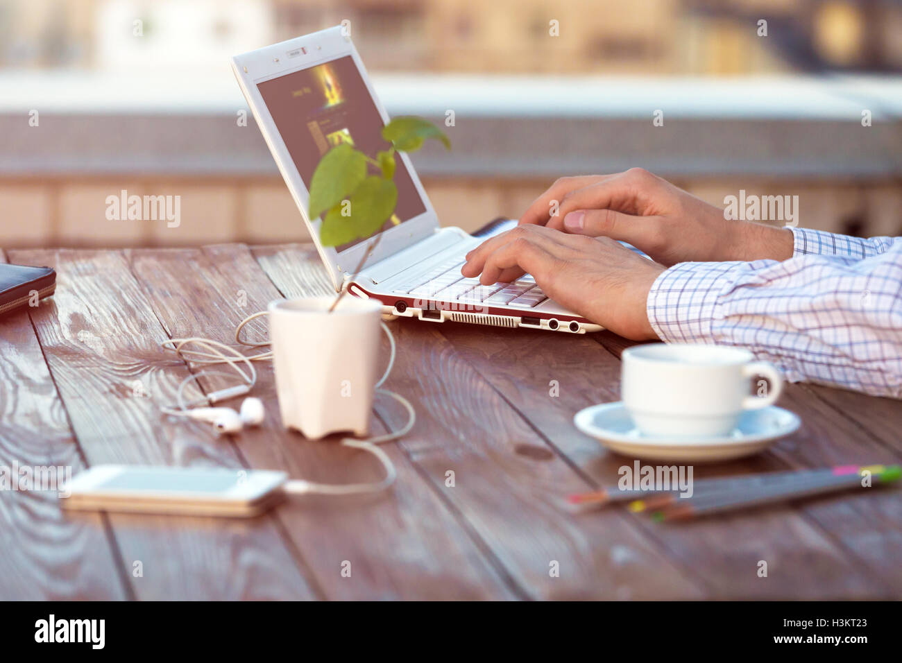 Imprenditore lavora al computer portatile fuori ufficio Foto Stock