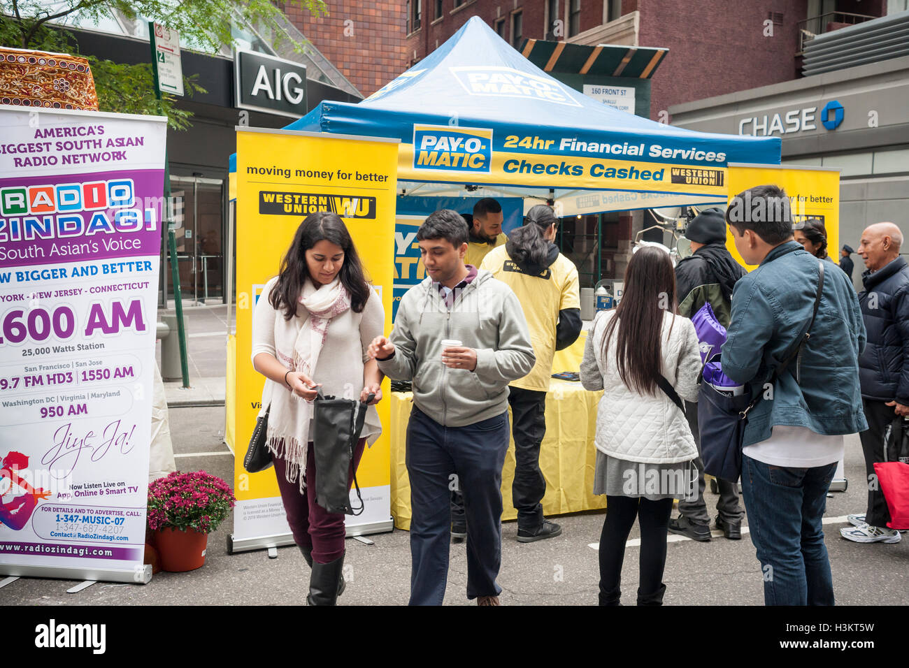 Pay-O-Matic controllare incassare e il servizio Trasferimento di denaro si affianca ad altre aziende per promuovere i loro servizi e prodotti per Indian-Americans presso il Deepavali street fair in New York domenica 2 ottobre, 2016. (© Richard B. Levine) Foto Stock