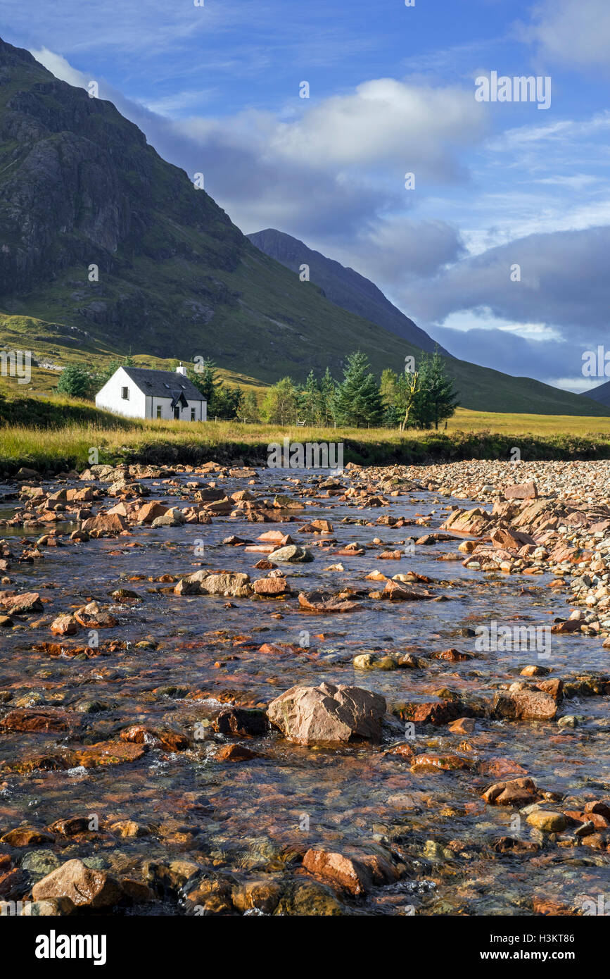 Il telecomando Lagangarbh capanna lungo il fiume Coupall davanti Buachaille Etive Mor in Glen Coe, Highlands scozzesi, Scozia Foto Stock