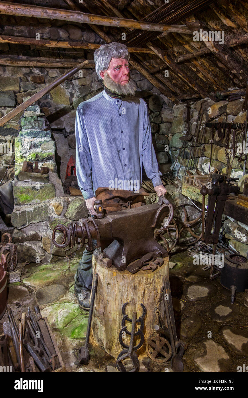 Interno della vecchia fucina a Skye Museo di Vita sull'isola, Kilmuir, Isola di Skye in Scozia Foto Stock