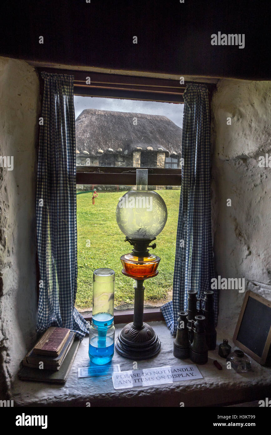 Vista attraverso la finestra di Croft casa a Skye Museo di Vita sull'isola, Kilmuir, Isola di Skye in Scozia Foto Stock