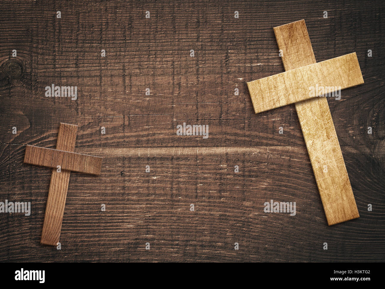 Croce di legno marrone sul vecchio piano o superficie di parete Foto Stock