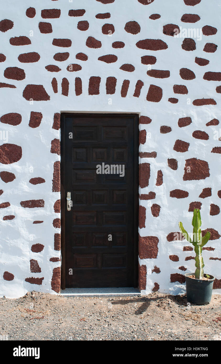 Fuerteventura Isole Canarie, Nord Africa, Spagna: cactus e dettagli di una casa costruita in architettura spagnola nel piccolo villaggio di Telia Foto Stock