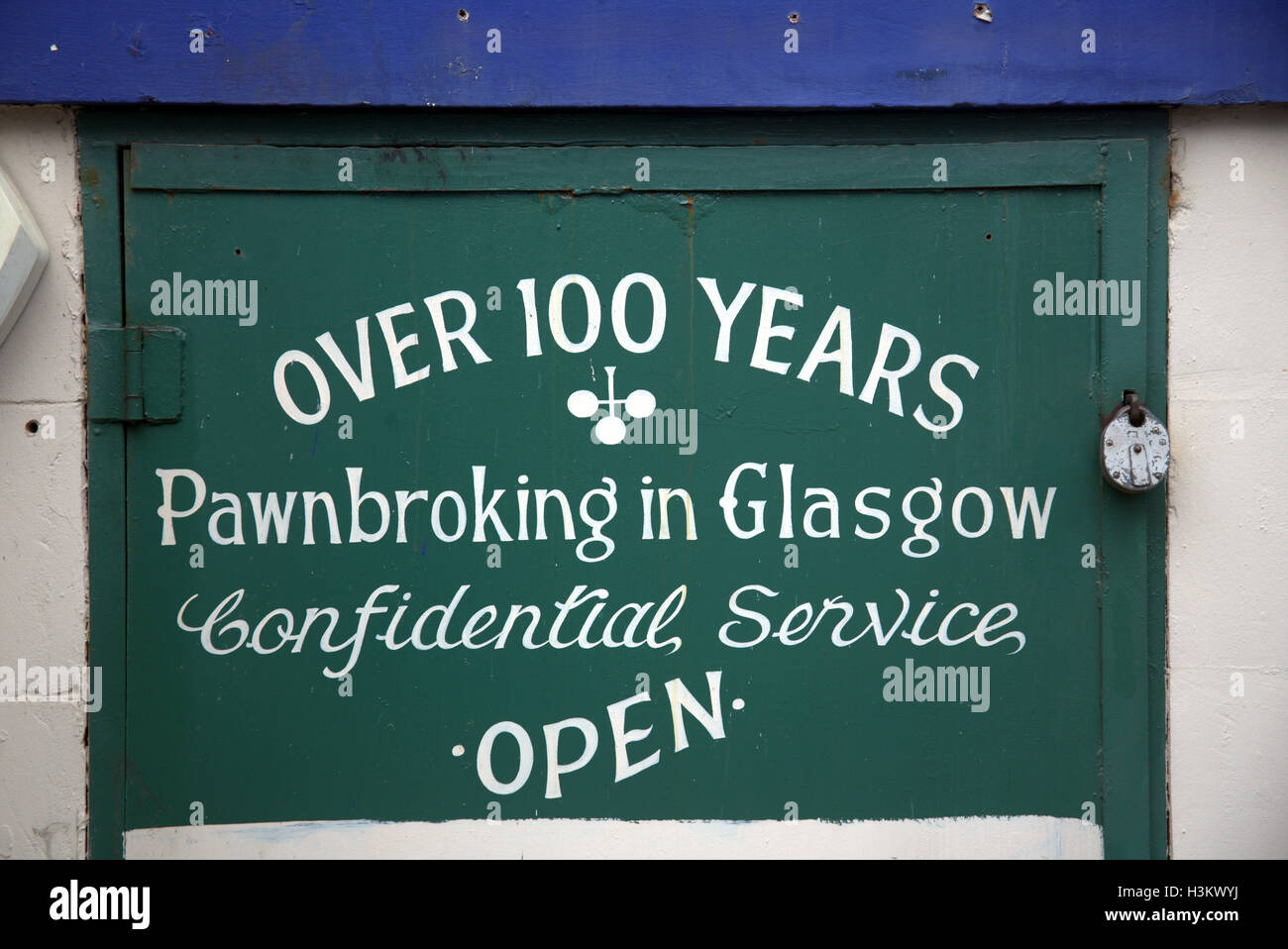 Vecchio pawnbroking verde segno sulla costruzione Foto Stock