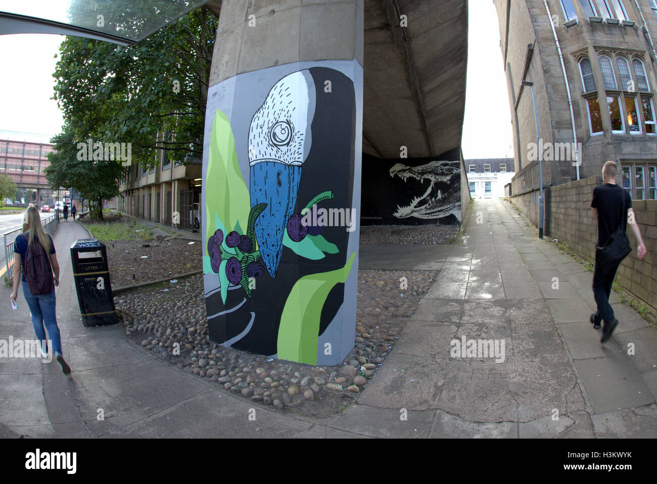 Glasgow scene di strada arte dipinti murali per il mirroring dei mods del ragazzo e ragazza nella foto Foto Stock