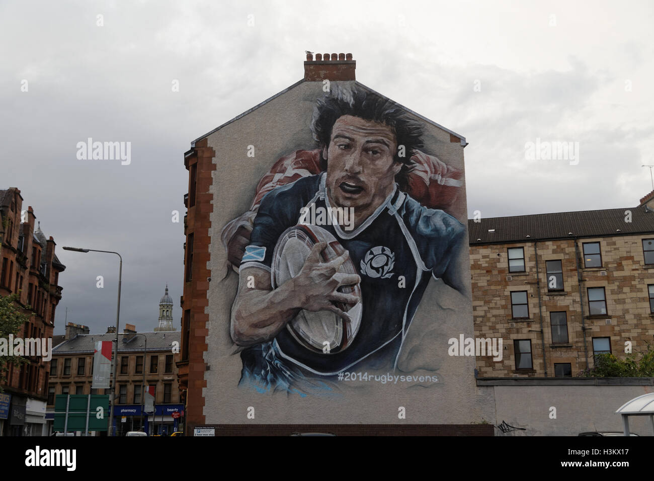 Glasgow Giochi del Commonwealth murales dipinti sui lati degli edifici, rugby, netball e hockey a Partick stazione bus Glasgow Foto Stock