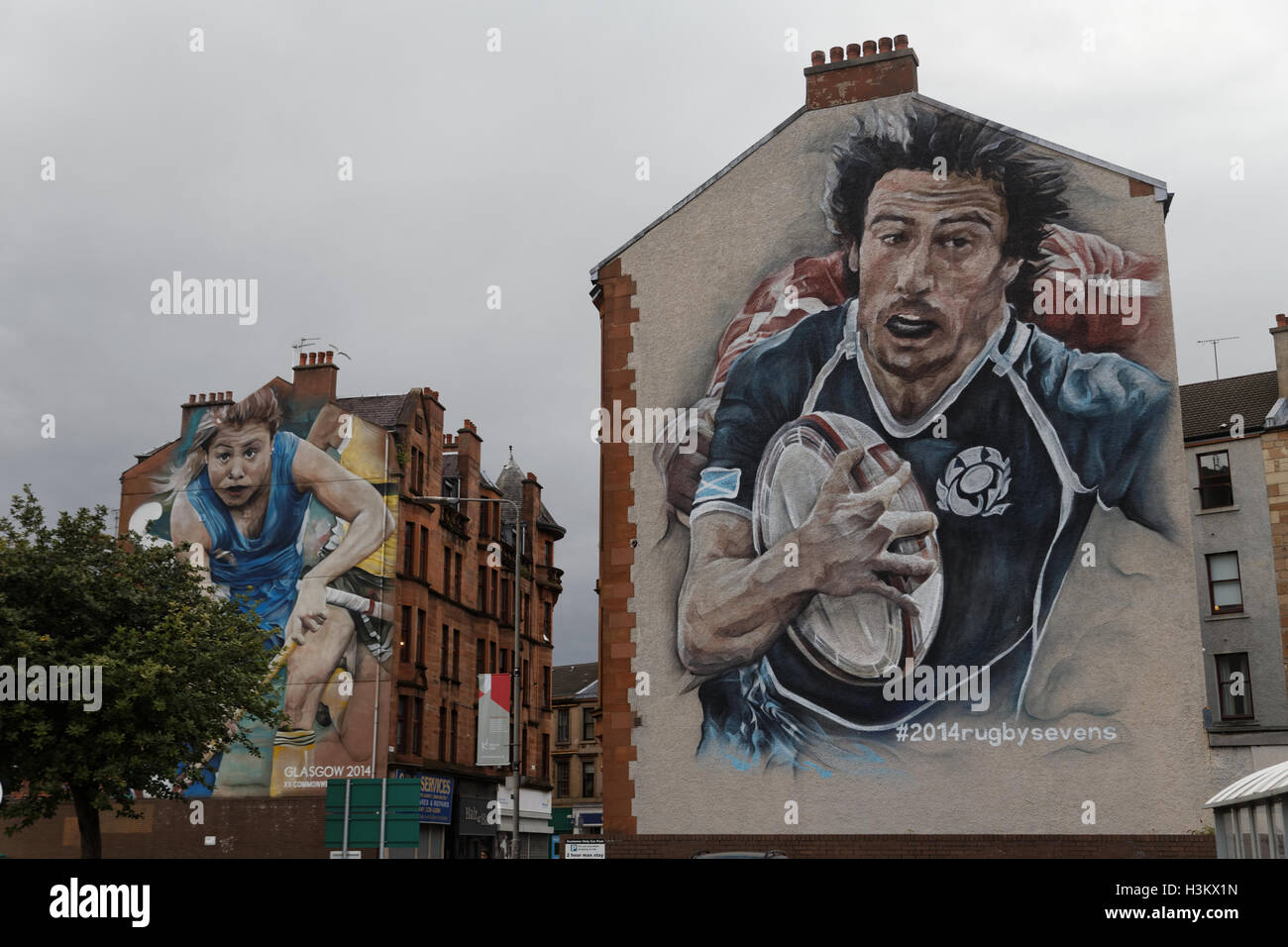Glasgow Giochi del Commonwealth murales dipinti sui lati degli edifici, rugby, netball e hockey a Partick stazione bus Glasgow Foto Stock