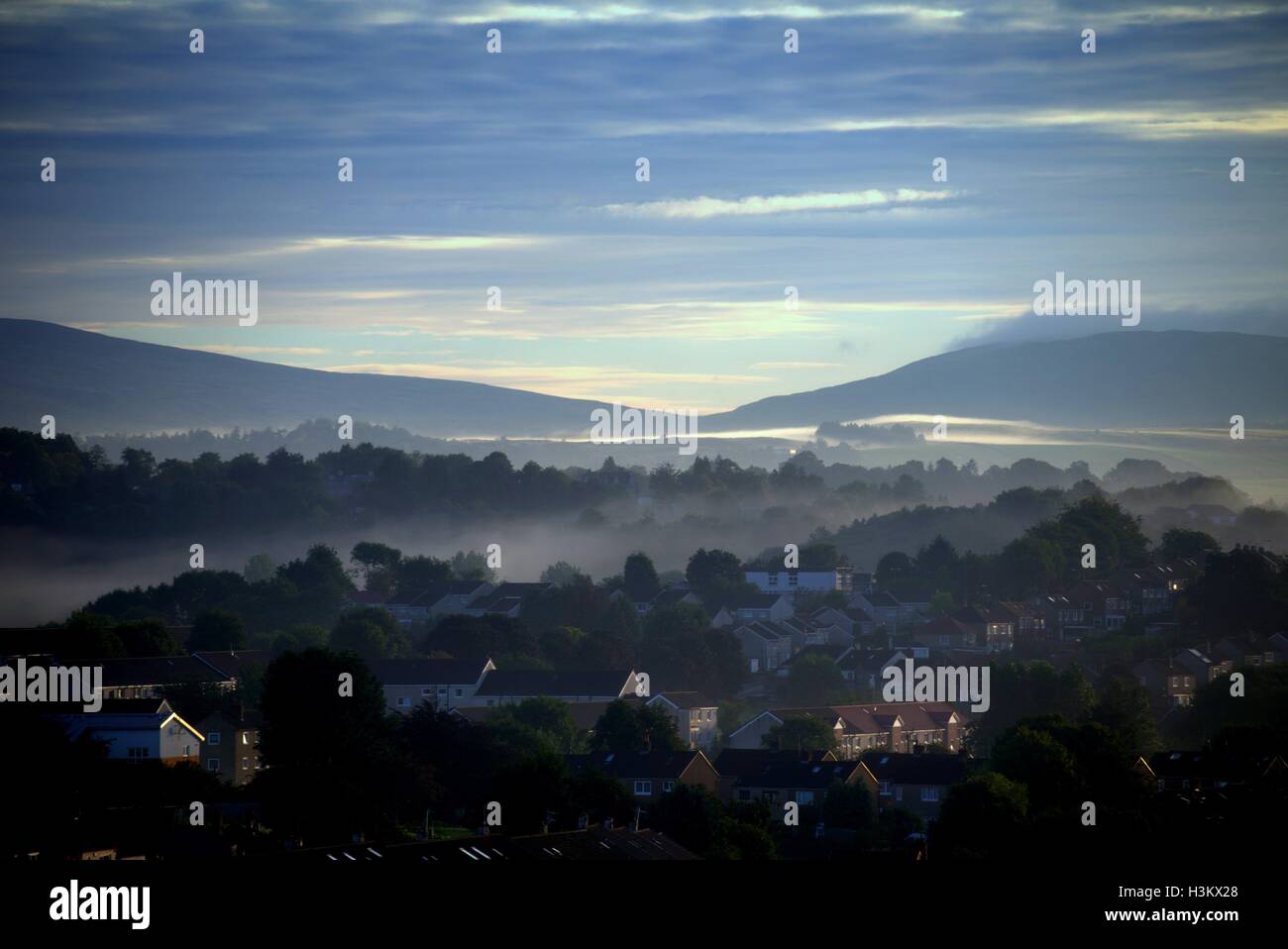 misty mattina sopra i sobborghi di Glasgow sopra il nord ovest della città bearsden westerton verso le colline campsie Foto Stock