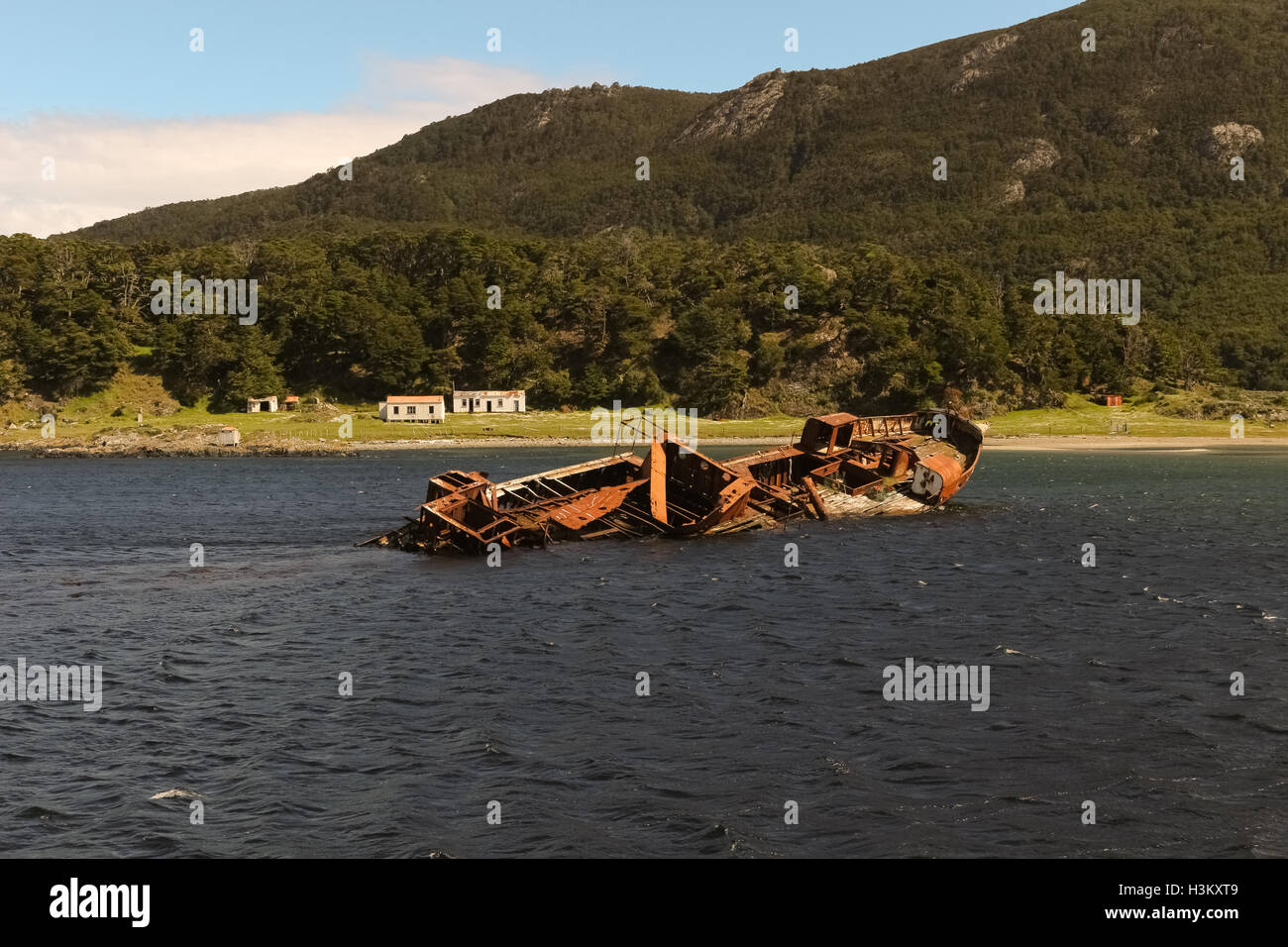 Rusty nave relitto affondato nel buio azzurro delle acque del Canale di Beagle, lato Argentina Foto Stock