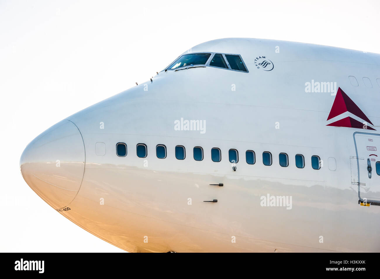 Un Delta Air Lines Boeing 747-400 jumbo jet che accoglie i visitatori al volo Delta Museo ad Atlanta International Airport, STATI UNITI D'AMERICA. Foto Stock