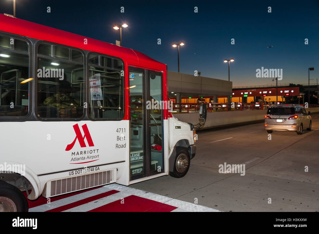 Navetta aeroportuale furgone ad Atlanta International Airport. (USA) Foto Stock