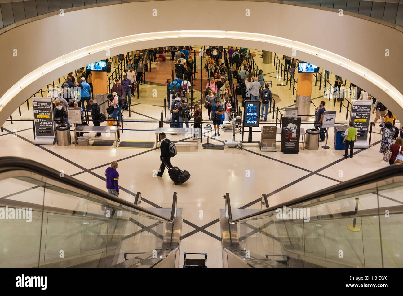 Controlli di sicurezza in aeroporto Checkpoint ad Atlanta International Airport il terminale domestico. (USA) Foto Stock