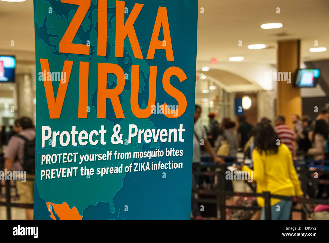 Virus Zeka salute segno di avvertimento presso il principale punto di controllo di sicurezza a Atlanta International Airport, il mondo aeroporto più trafficato. Foto Stock