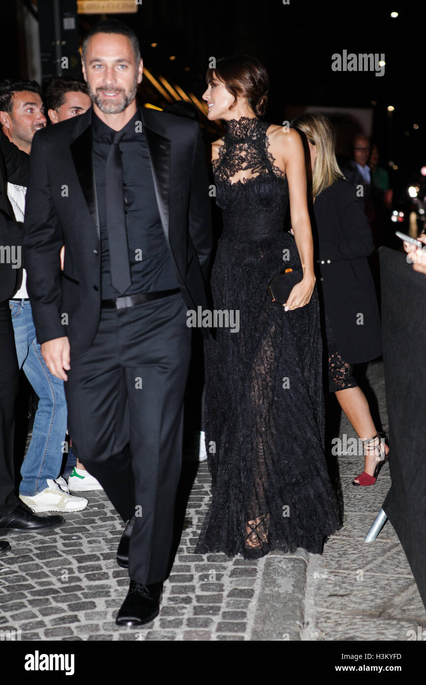 Milano, Italia. 24 Settembre, 2016. Raoul Bova e Rocio Munoz Morales arrivando a amfAR Milano party presso la permanente. Foto Stock