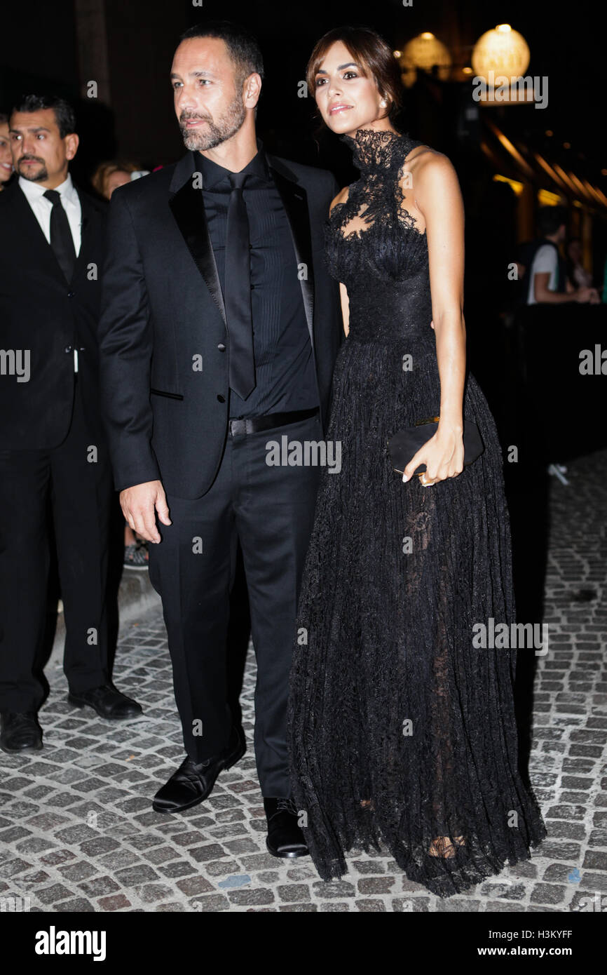 Milano, Italia. 24 Settembre, 2016. Raoul Bova e Rocio Munoz Morales arrivando a amfAR Milano party presso la permanente. Foto Stock