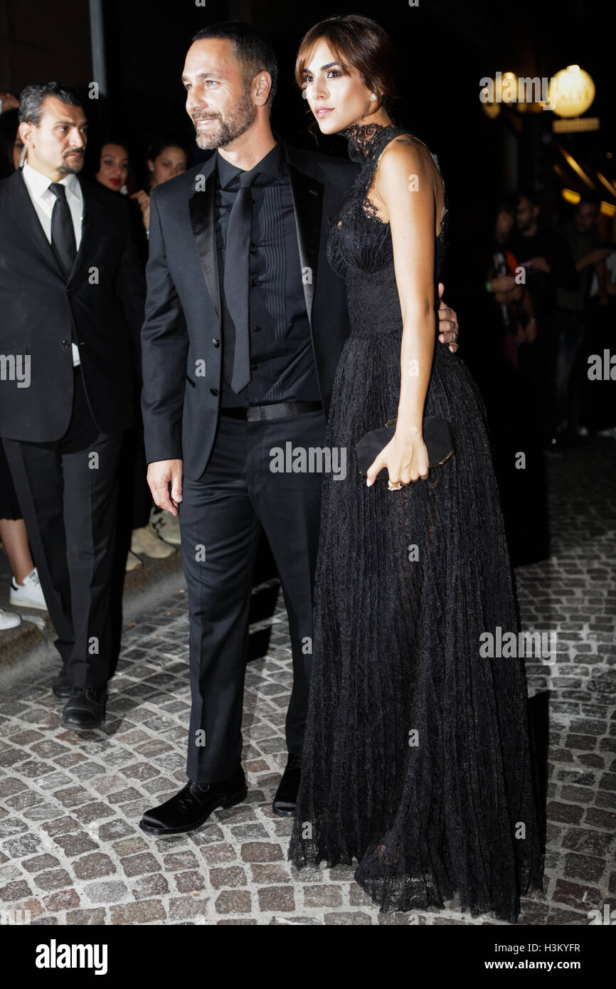 Milano, Italia. 24 Settembre, 2016. Raoul Bova e Rocio Munoz Morales arrivando a amfAR Milano party presso la permanente. Foto Stock
