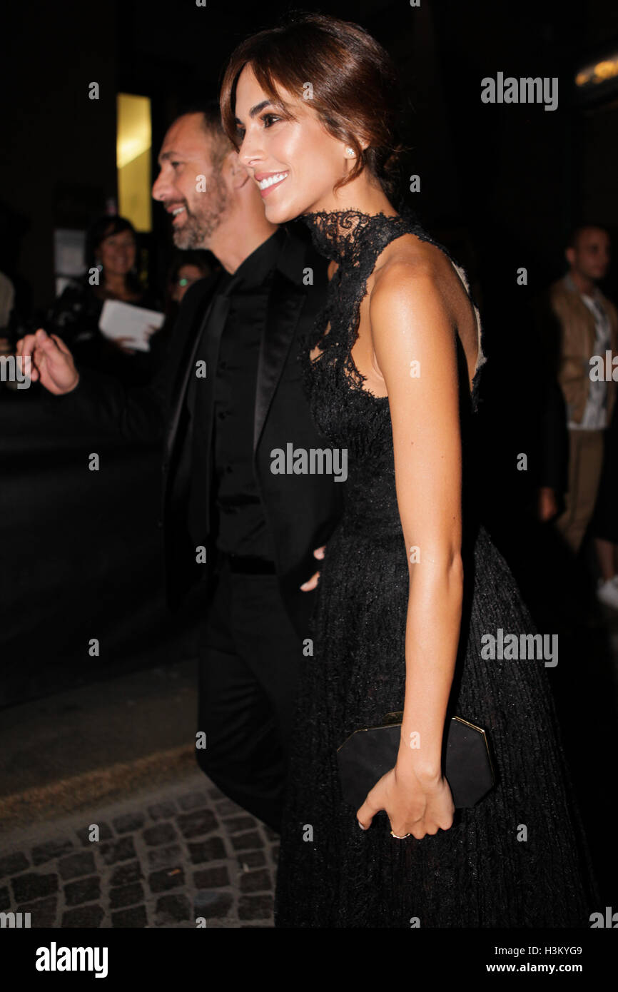 Milano, Italia. 24 Settembre, 2016. Raoul Bova e Rocio Munoz Morales arrivando a amfAR Milano party presso la permanente. Foto Stock