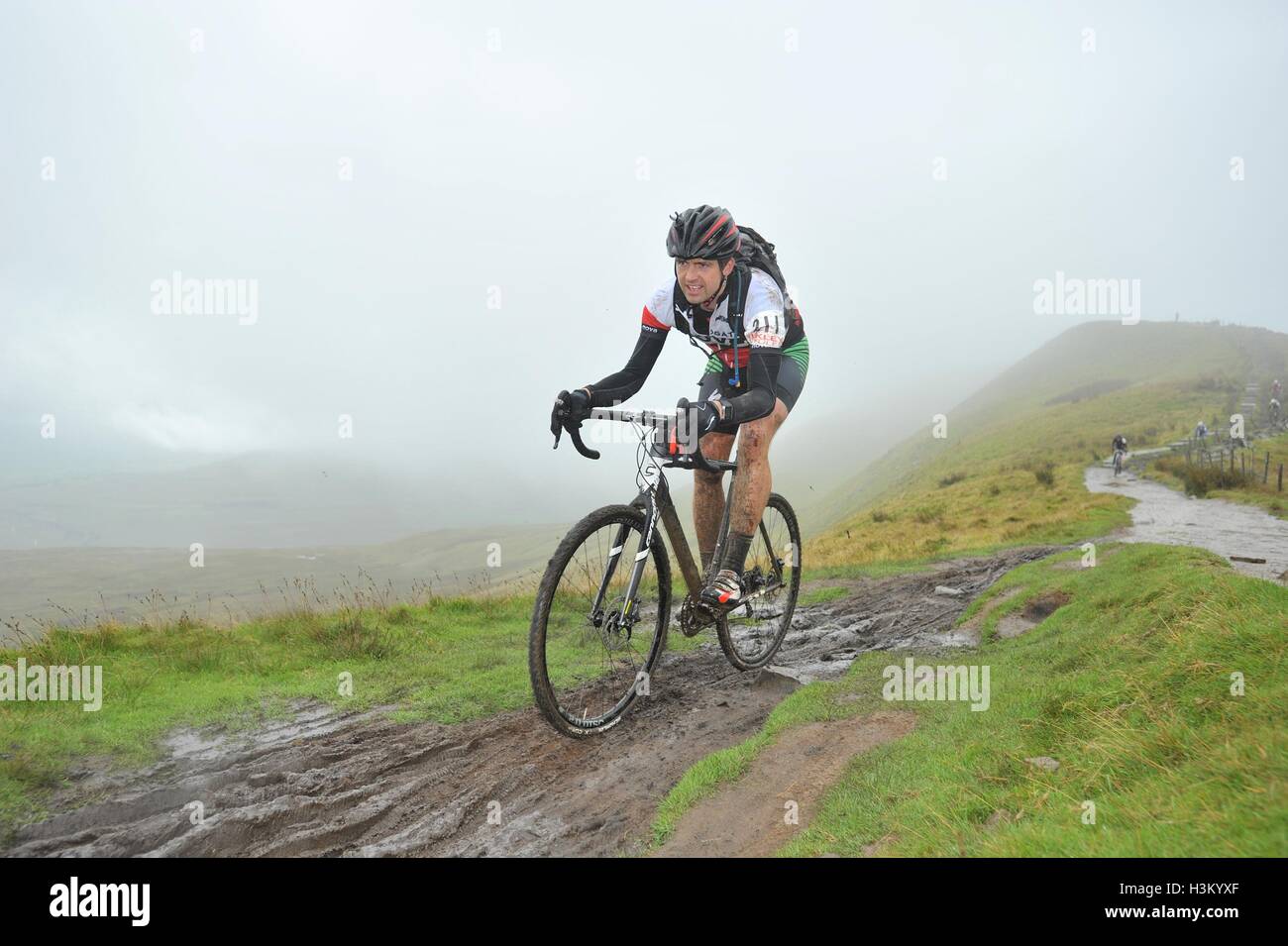 I concorrenti in 3 cime ciclocross gara su Whernside Foto Stock