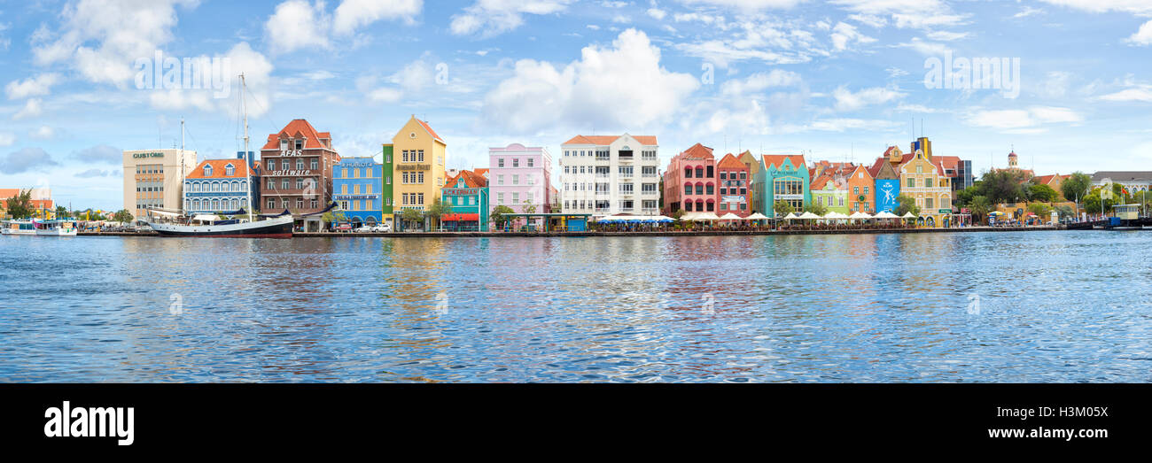 Vista panoramica del lungomare di Handelskade a Punda, Willemstad, Curacao Foto Stock