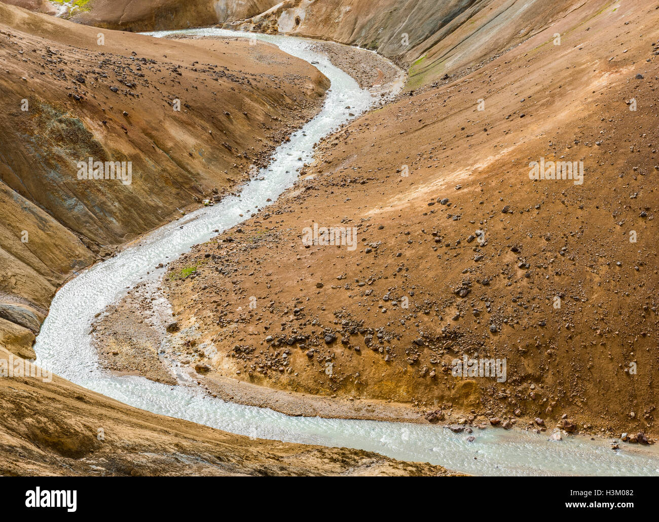 Fiume con il rosso delle colline e il rosso e il nero della lava montagne innevate in Kerlingarfjoll in Islanda. Foto Stock