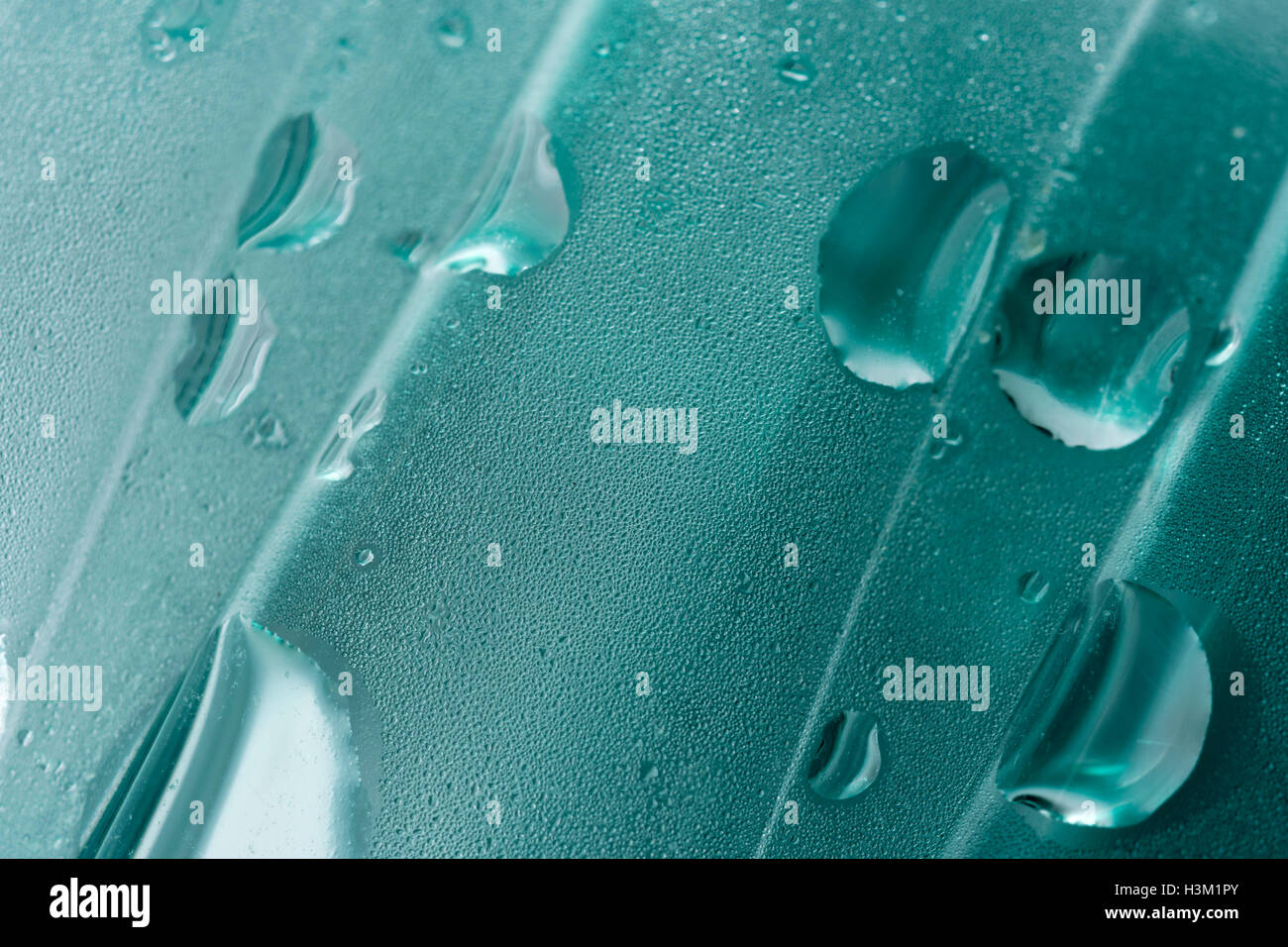 Immagine astratta di gocce di condensa d'acqua all'interno di una bottiglia di PTFE. Concetto di Giornata Mondiale dell'acqua, mercato commerciale dell'acqua, acqua come merce. Foto Stock