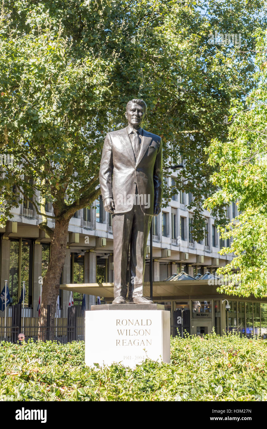 Ronald Reagan statua al di fuori dell'Ambasciata Americana, London, Regno Unito Foto Stock