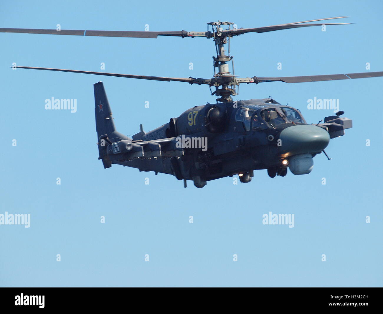 Kamov Ka-52 Alligator (nome in codice NATO: Hokum B) attacco elicottero della forza aerea russa al campo di tiro. Elicottero di attacco che esegue la dimostrazione Foto Stock
