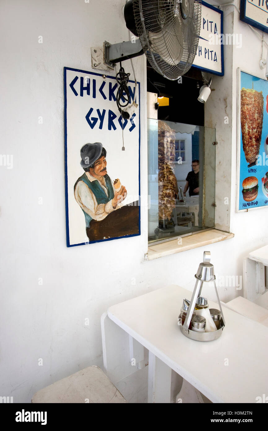 Cafe con segno per autogiro a Mykonos, Grecia Foto Stock