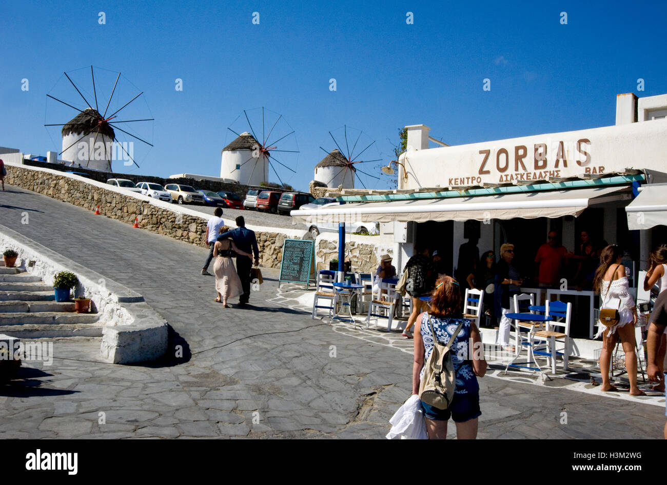 Mulini a vento e i turisti a Mykonos, Grecia Foto Stock