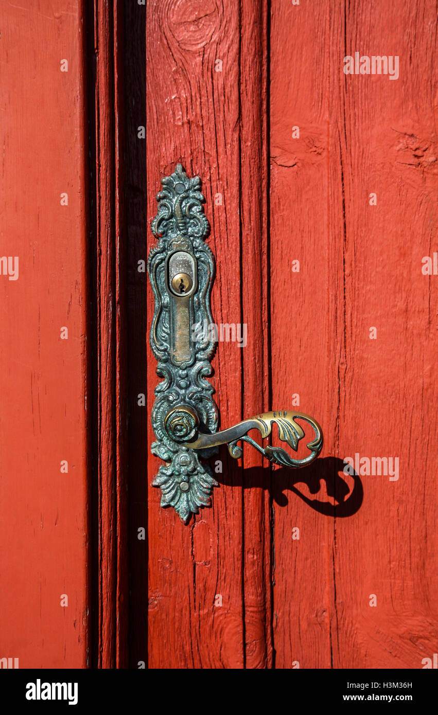 Maniglia della porta colore vintage sulla porta di legno immagini e  fotografie stock ad alta risoluzione - Alamy