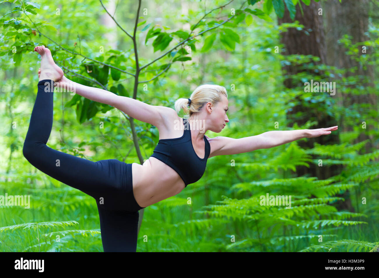 La donna a praticare yoga nella natura. Foto Stock