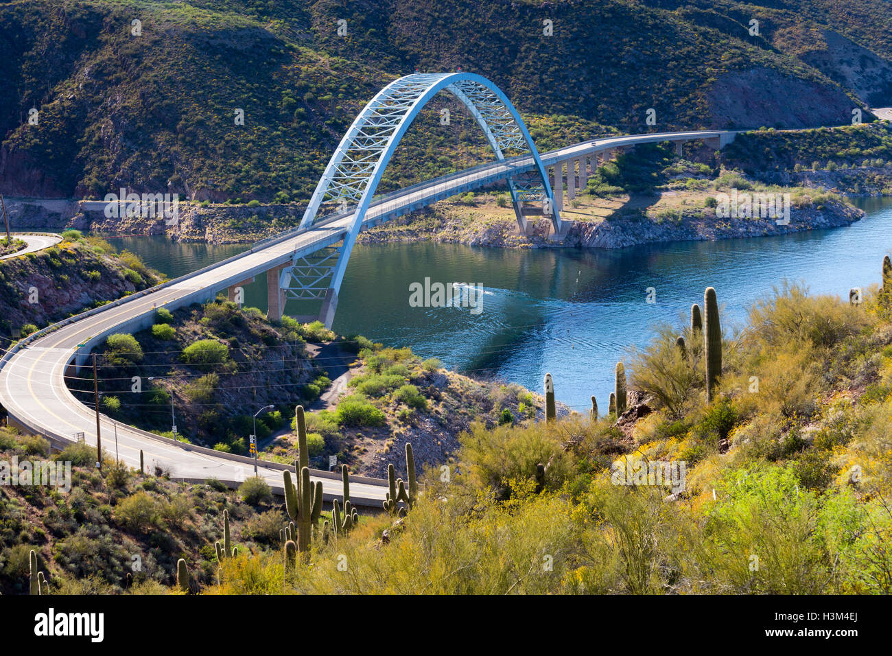 Il ponte di Roosevelt lungo l'autostrada 188 tra la superstizione e Mazatzal montagne. Tonto National Forest, Arizona Foto Stock