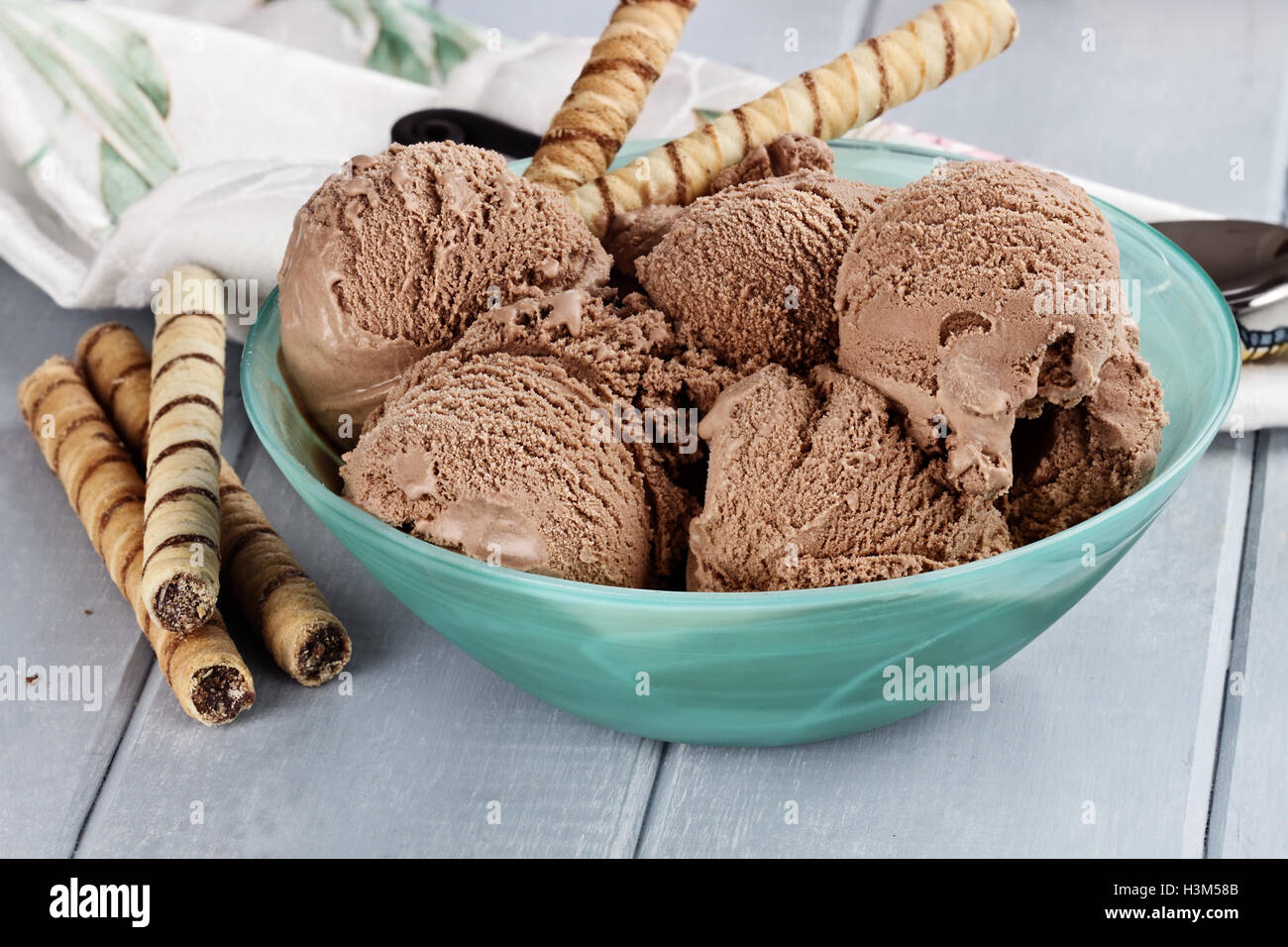 Ciotola di scuro e ricco di gelato al cioccolato Foto Stock