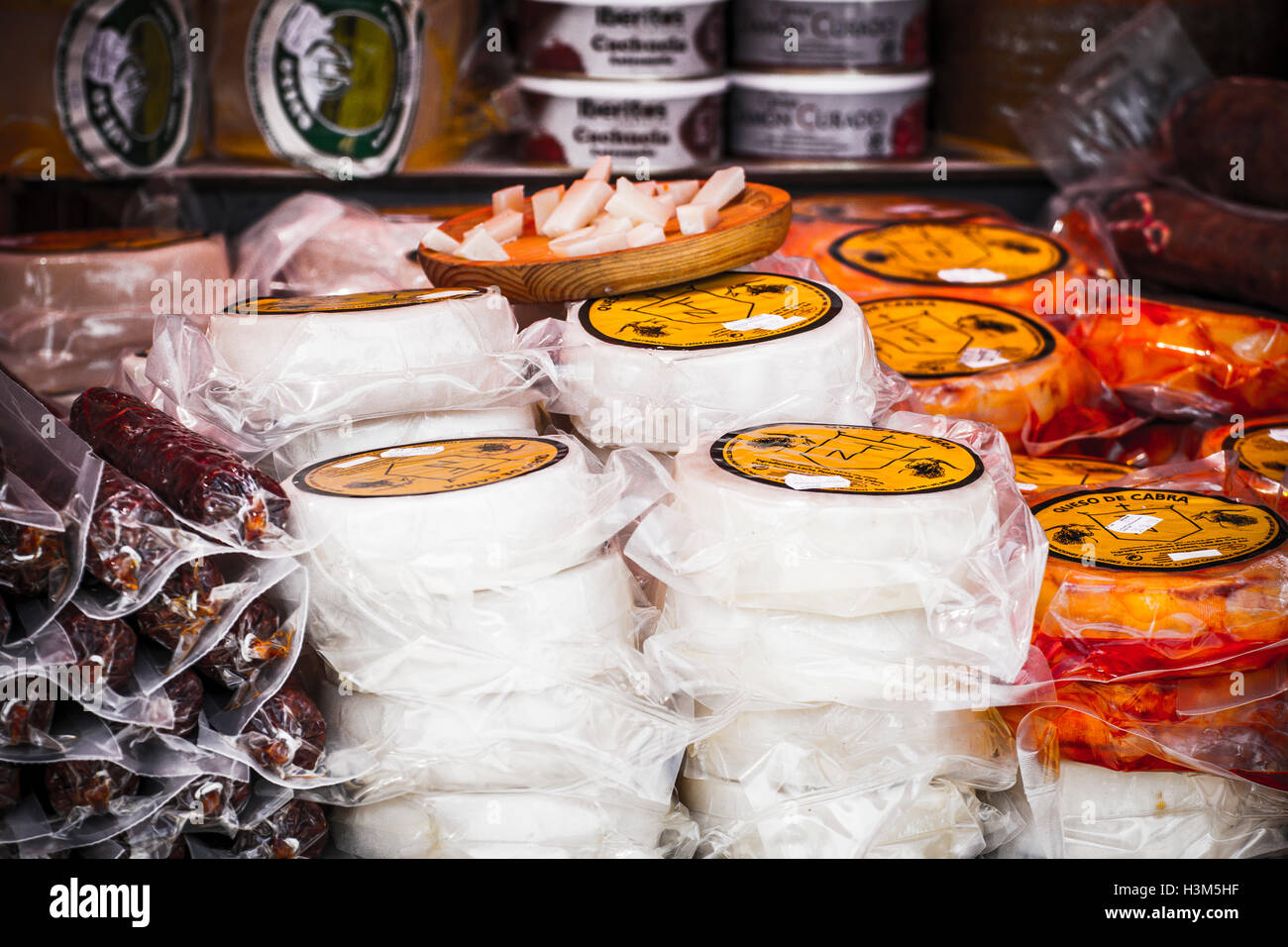 Alimentare artigianale si spegne, formaggio, carne e insaccati in una fiera medievale Foto Stock